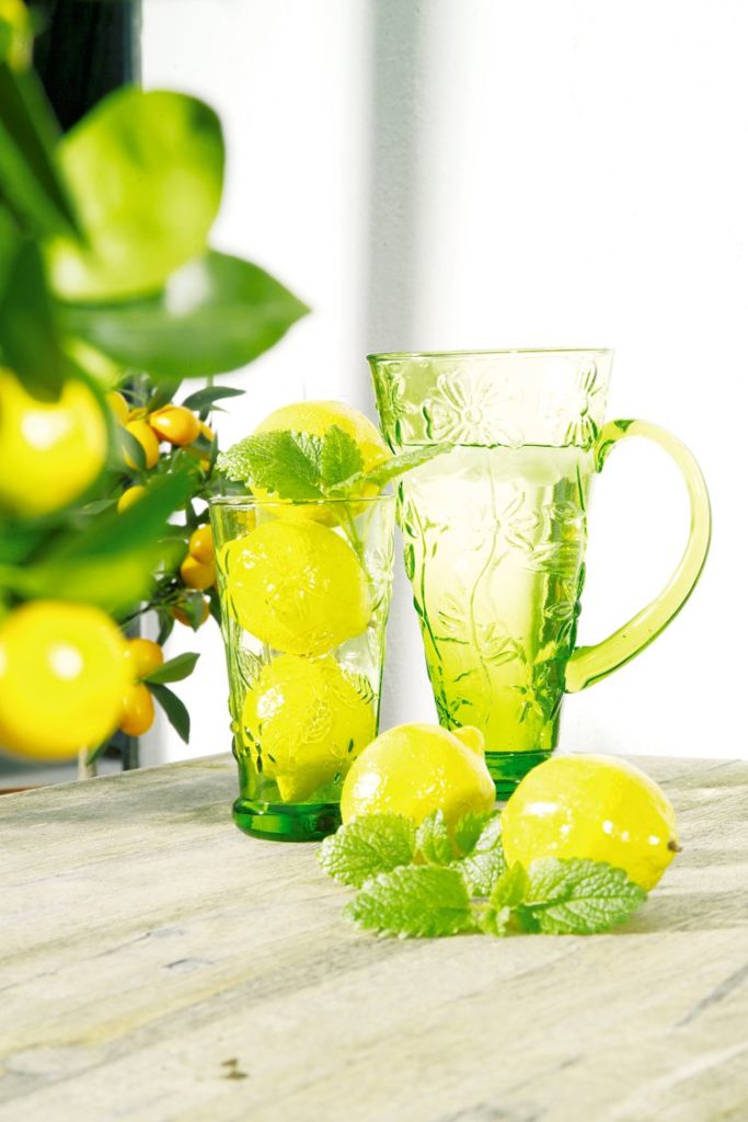 Zitronenlimonade mit Minze - der leckere Sommerklassiker